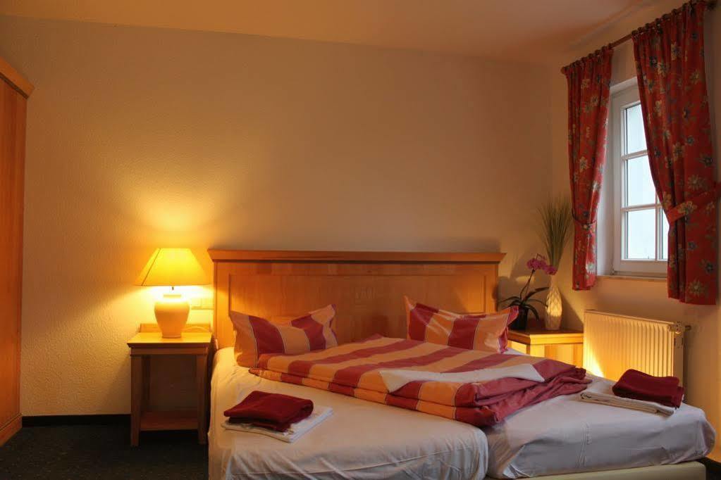 Hotel Alt Wittower Krug วีคเอาฟ์รือเกน ภายนอก รูปภาพ
